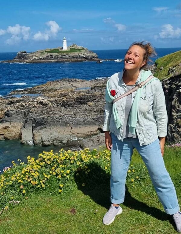 Claudia-Godrevy-Cornwall Claudia vor dem Leuchtturm Godrevy Cornwall