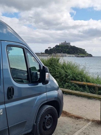 Grace vor dem St. Michael's Mount in Cornwall