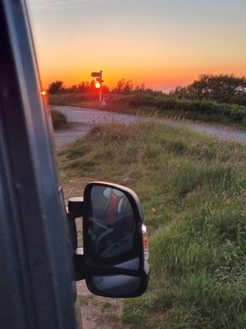 Grace bei Sonnenuntergang in Devon Vanlife