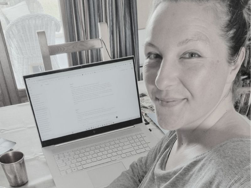 Claudia-Heimgartner-Blogging-fuer-Frauen-in-Heilberufen-sw Claudia Heimgartner Bloggen zu Vanlife, Seelenimpulsen und ganz realer Selbstständigkeit